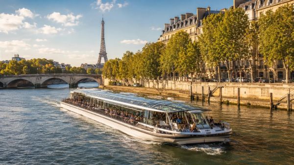 Sortie en famille sur un bateau pour une balade sur la Seine à Paris : un moment inoubliable