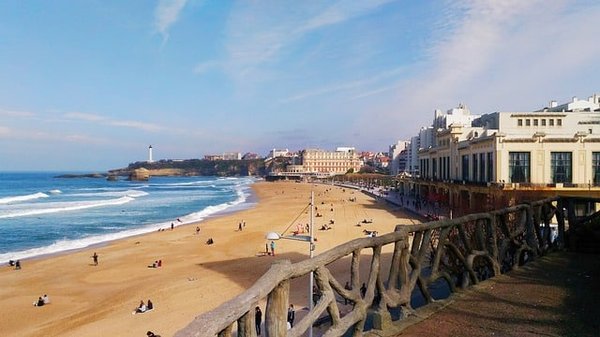 Quels sont les équipements et les services proposés par les campings à Biarritz ?