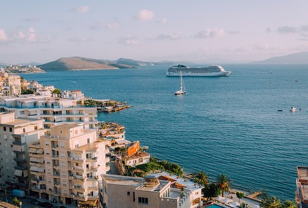 Quels sont les avantages et les inconvénients d'une croisière par rapport à un road trip ?