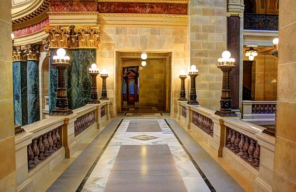 Comment comparer les prix et les services des hébergements à Biarritz ?