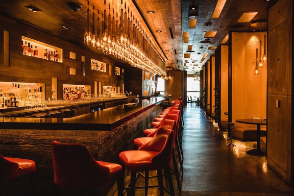 Où trouver un bar à Biarritz proposant de bons tapas autour de son hôtel ?