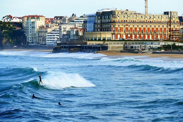 Quels sont les hébergements les plus qualitatifs pour des vacances au top à Biarritz ?