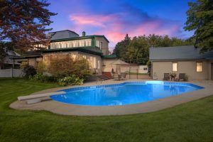 Une belle piscine sécurisée pour les enfants. 